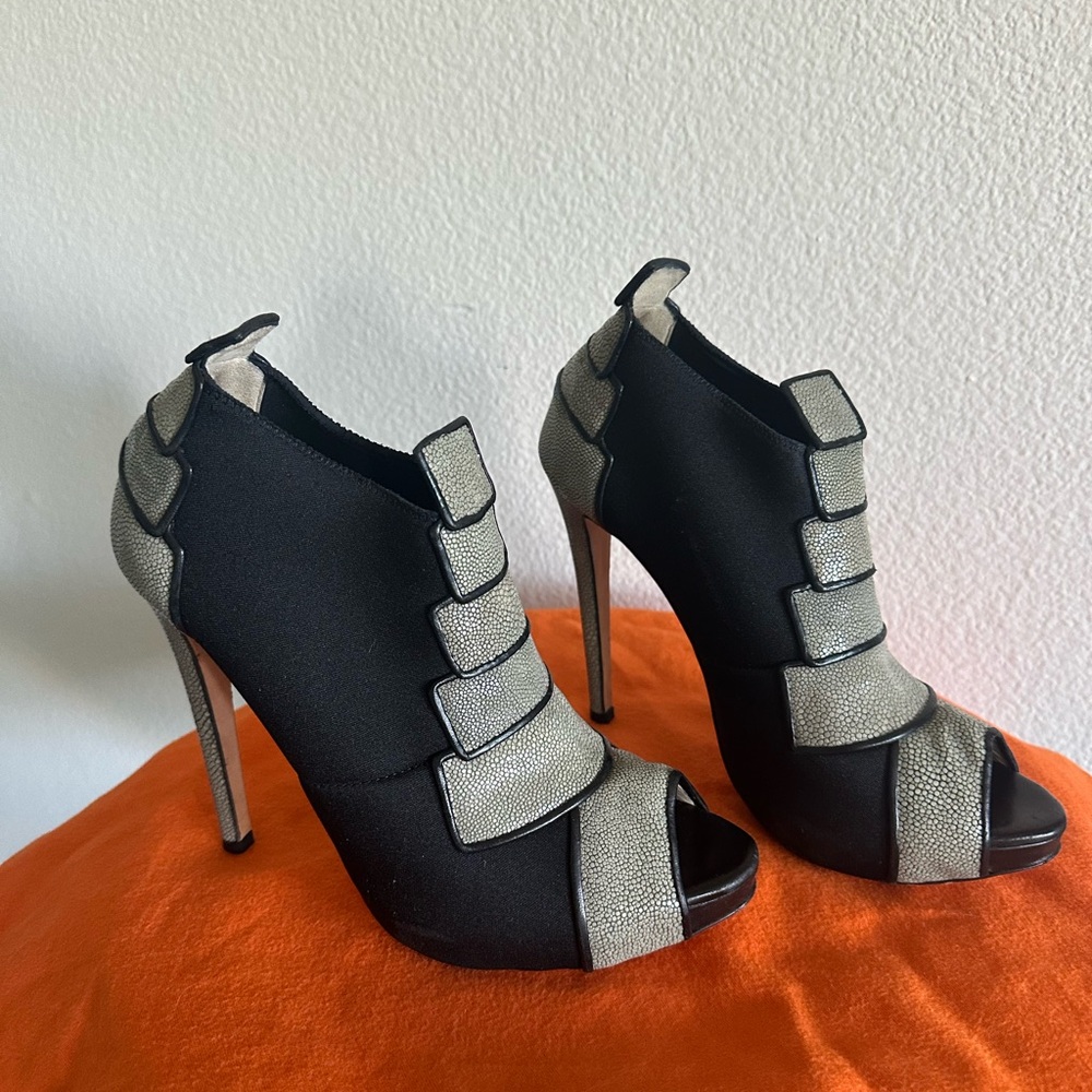 Chrissy Morris, Sophisticated Black and Silver Women's Heels green  stingray